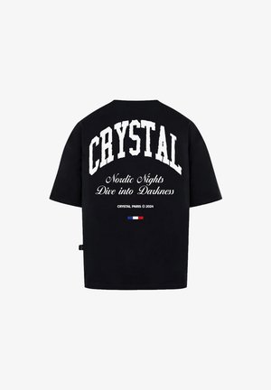 Černé oversize tričko s výrazným bílým textem v bloku, na němž je napsáno "CRYSTAL" a menším textem "Nordic Nights Dive into Darkness" na zadní straně.