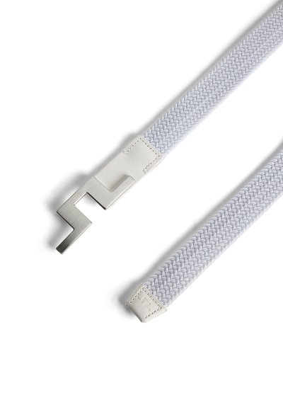 Wit geweven stoffen riem met een zilveren metalen gesp in zigzagvorm en witte lederen stikaccenten aan beide uiteinden.