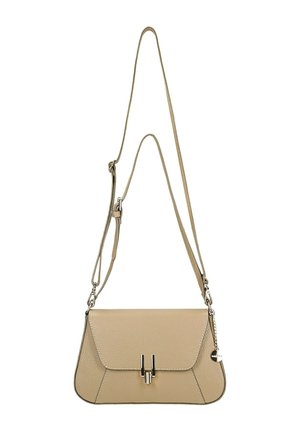 Beige leren handtas met een gestructureerd ontwerp, voorzien van een omgevouwen klep, zilveren hardware accenten en een verstelbare schouderriem.