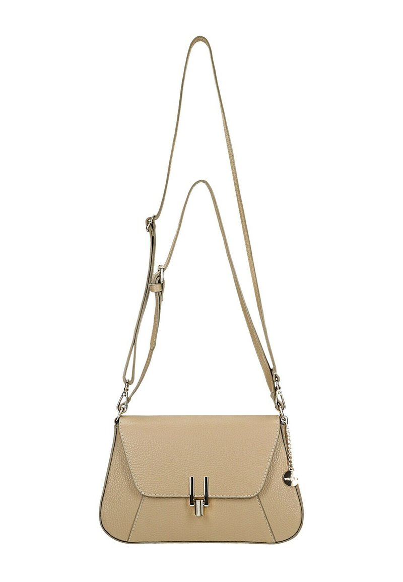 Beżowa skórzana torebka o zorganizowanej budowie, z klapką składana, srebrnymi akcentami oraz regulowanym paskiem na ramię.