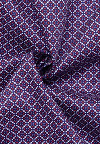 Navy stof met een geometrisch patroon dat rode en witte accenten heeft, een gladde textuur en een lichtgewicht, ademend ontwerp dat geschikt is voor kleding.