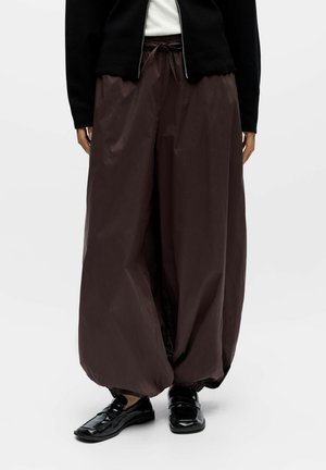 PLUDER - Pantalon classique - seal brown