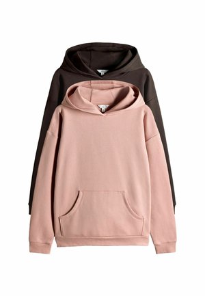 Zwei Hoodies: einer in sanftem Pink, der andere in dunklem Braun. Beide haben eine vordere Tasche, eine Kordelzugkapuze und einen lockeren Schnitt. Glatte Stofftextur.