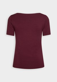 Burgunderfarget kortermet T-skjorte med vid hals, tettsittende fasong og jevn tekstur. Har rene, sydd sømmer og enkelt design.