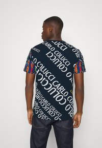 Carlo Colucci BIG LETTERS UNISEX - T-shirt estampada - blue