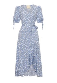 Jasnoniebieska sukienka kopertowa z krótkimi bufkami, w białe kwiaty, z paskiem do wiązania. Posiada falbaniaste wykończenie i miękką, lekką tkaninę.