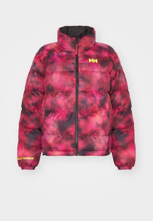 Chaqueta tipo puff en patrón tie-dye rosa y negro con un alto cuello, cierre frontal y puños elásticos. Presenta el logo "Helly Hansen" en color amarillo.