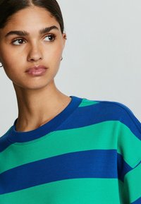 Next RELAXED FIT CREW NECK - Nyomott mintás póló - blue green stripe