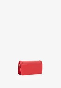Portafoglio rosso in pelle con forma rettangolare, texture liscia e cuciture sottili. Presenta una chiusura a scatto e un anello metallico decorativo.