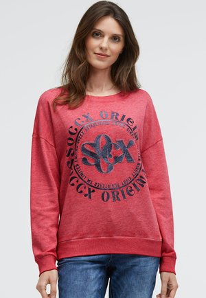 Roter Sweatshirt aus weichem Stoff, mit Rundhalsausschnitt, langen Ärmeln und einem großen grafischen Druck in Dunkelblau auf der Vorderseite.