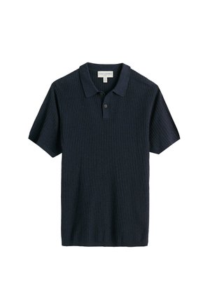 Tamsiai mėlynas trumpomis rankovėmis polo marškinėliai su gofruota tekstūra ir apykakle su dviem mygtukais, vidutinio dydžio, išdėstyti plokšti ant balto fono.