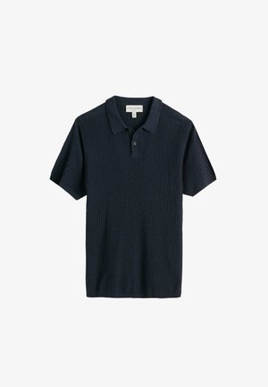 Polo a maniche corte blu navy con texture a coste e colletto con abbottonatura a due bottoni, taglia media, disteso su sfondo bianco.