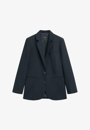 Tmavě modrý na míru šitý blejzr se dvěma knoflíky, výřezovými klopami, náprsní kapsou a dvěma předními kapsami, zobrazený na bílém pozadí.