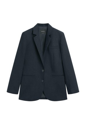 Marineblauer, maßgeschneiderter Blazer mit zwei Knöpfen, Stegkragen, Brusttasche und zwei vorderen Leistentaschen, vor weißem Hintergrund präsentiert.