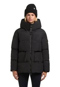 Musthave must-nahkjakke kõrge kraega, lukuga, kahe esipocketiga ja kokkusurutud nööridest. Kombineeritud musta ribaga beanie'ga.
