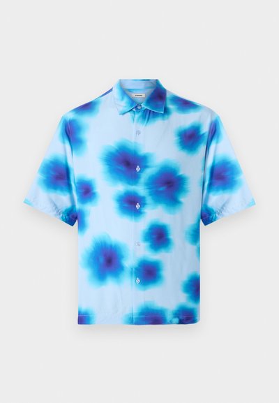 Koszula krótki rękaw w jasnoniebieskiej kolorystyce, z niebieskimi i ciemnoniebieskimi abstrakcyjnymi wzorami kwiatowymi oraz pięcioma guzikami z przodu.