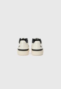 adidas Originals FORUM LOW CL - Sneakers low - off white/core black