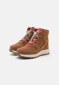 Zapatillas altas marrones con tejido texturizado, detalles rojos, detalles reflectantes y cordones grises. Suela gruesa y acolchada para mayor comodidad.
