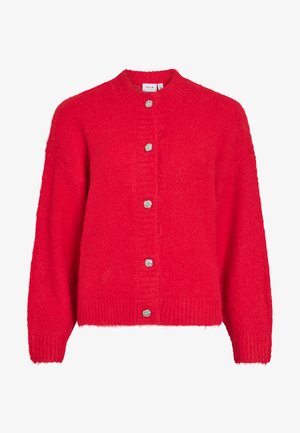 Cardigan rouge tricoté avec des manches longues et cinq boutons texturés en argent sur le devant.