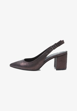 Scarpa con tacco a slingback in marrone metallico scuro, punta affusolata, tessuto texturizzato, tacco a blocco, cinturino alla caviglia con fibbia regolabile.
