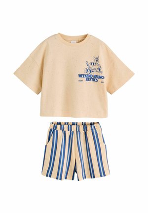 Beiges kurzärmeliges Cropped-Top mit Cartoon-Aufdruck und Schriftzug „Weekend Brunch Besties“, kombiniert mit beigen und blauen, vertikal gestreiften Shorts mit elastischem Bund.