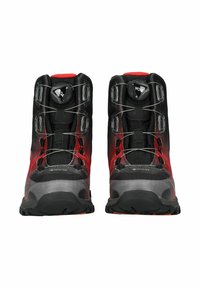 Botas de senderismo con un diseño en degradado negro y rojo, fabricadas con material GORE-TEX, un collar alto y un sistema de cordones BOA para un ajuste seguro.