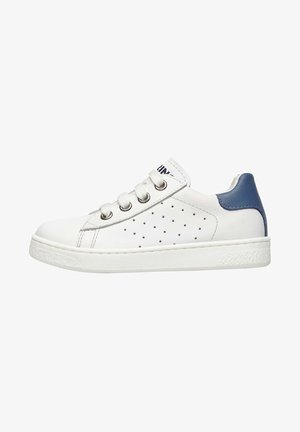 Sneaker bianco in pelle con accentuazione blu sul tallone, dettaglio perforato sul lato, punta rotonda e suola in gomma bianca. Cinque occhielli con lacci.