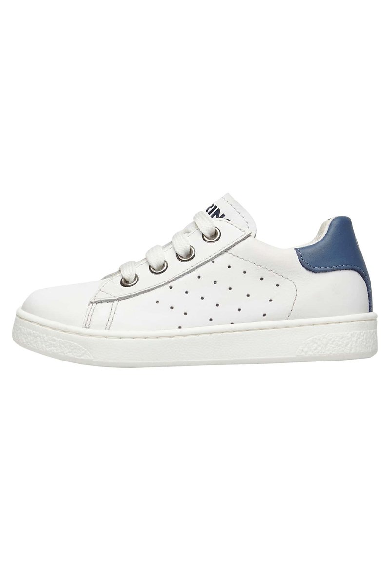 Sneaker bianco in pelle con accentuazione blu sul tallone, dettaglio perforato sul lato, punta rotonda e suola in gomma bianca. Cinque occhielli con lacci.