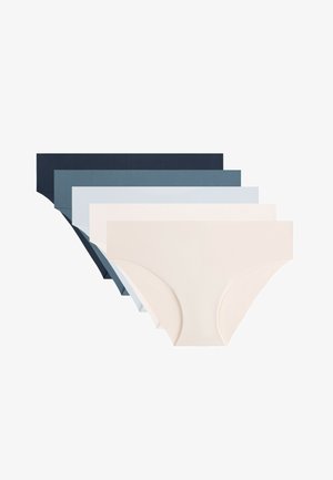 Cinque slip da donna senza cuciture impilati, che mostrano colori dal beige all'azzurro chiaro, blu scuro e blu navy.