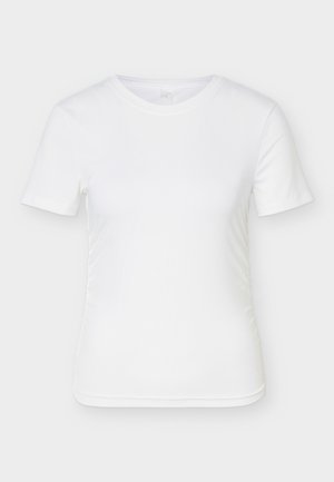T-shirt blanc ajusté à manches courtes et col rond avec des détails de coutures minimalistes sur les côtés, présenté sur un fond blanc uni.