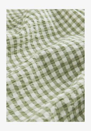 Țesătură gingham verde și alb cu un model în carouri pătrate, suprafață texturată și cădere delicată, evidențiind materialul moale din bumbac.