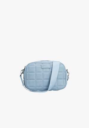 Sac bandoulière rectangulaire matelassé bleu clair avec sangle en tissu réglable et fermeture éclair.