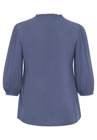 Blusa blu con maniche lunghe a palloncino, colletto arricciato e texture liscia. La vista posteriore mostra un fit rilassato e un orlo arrotondato.
