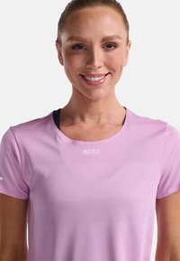 2XU LIGHT SPEED TEE - Sports T-shirt - pastel pink white reflective