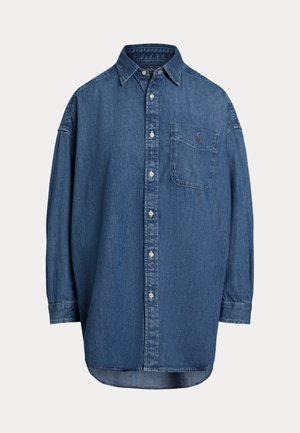 Denim srajca s gumbi v temno modri barvi. Ima žep na prsih, dolge rokave in sproščen kroj. Nežne šivane podrobnosti ob šivih.