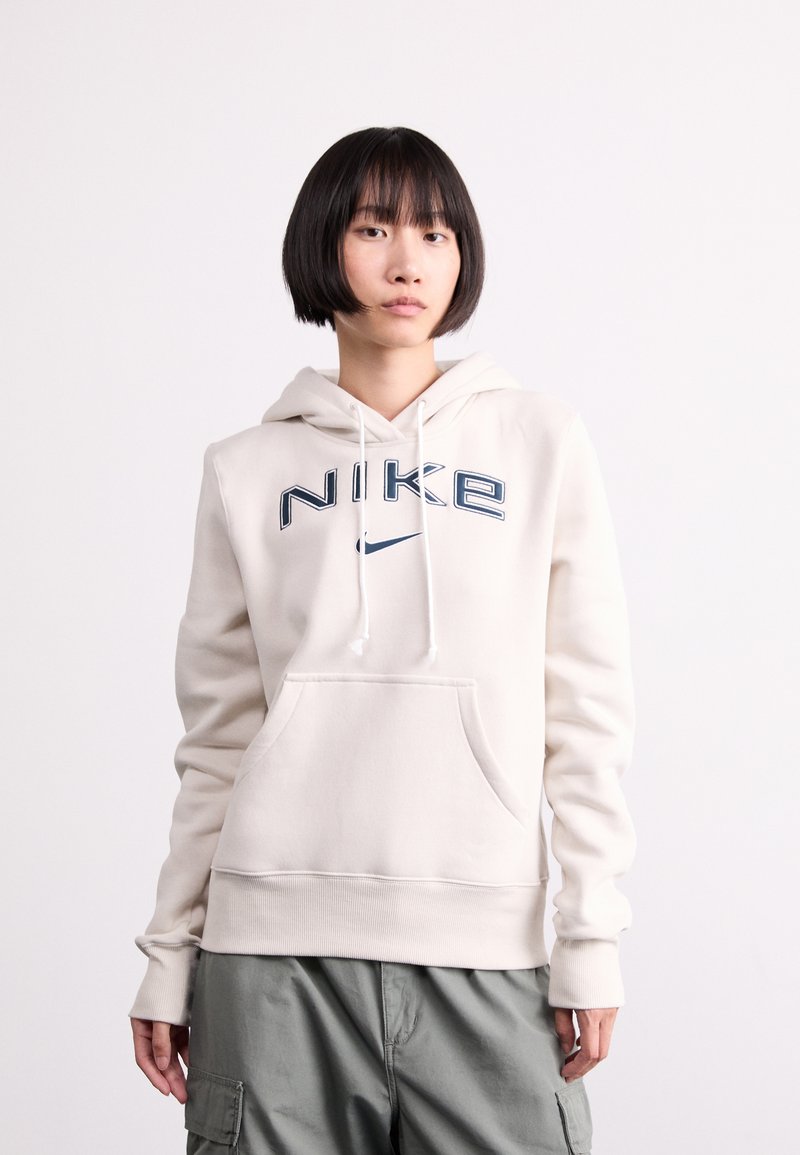 Nike Sportswear LOGO - Ikdienas džemperis - light orewood brown/white/armory navy