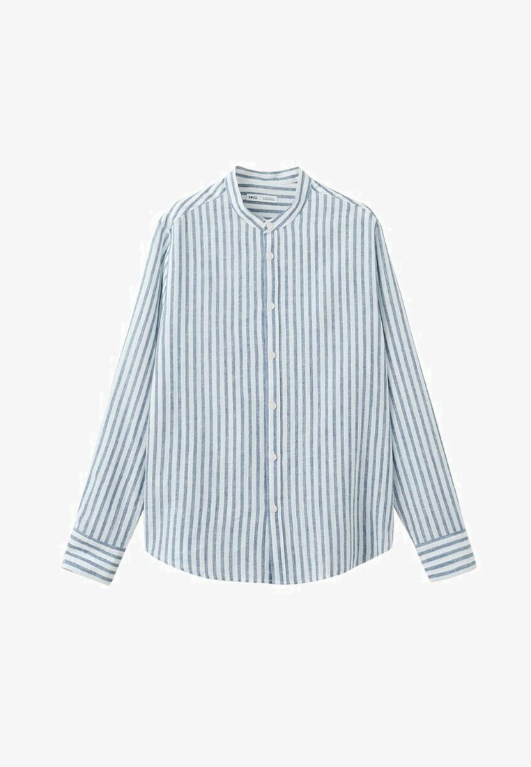 Overhemd met lange mouwen en knopen, met verticale lichtblauwe en witte strepen en een mandarijnenkraag, plat neergelegd op een witte achtergrond.