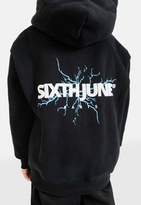 Felpa nera con cappuccio caratterizzata da un grande logo bianco "SIXTHJUNE" e un design di fulmini blu sul retro; realizzata in un morbido tessuto testurizzato.