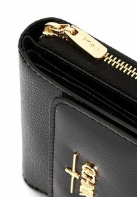 Czarny portfel z fakturowanej skóry, z złotym zamkiem i akcesoriami, z wytłoczonym logo i prostokątnym kształtem. Kompaktowy design z warstwową strukturą.