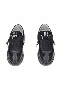 Sneakers neri realizzati in materiali di pelle e suede, con chiusura con lacci, dettagli in metallo dorato e suola in gomma spessa.
