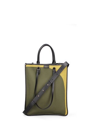 Rektangulær olivengrøn og sennepsfarvet toilettaske i lærred med sorte læderhåndtag, justerbar crossbody-rem og frontlogo-tag.