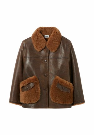 Giacca in pelle marrone con colletto in shearling, dotata di due ampie tasche foderate in shearling e chiusure a bottone, per un finish testurizzato.