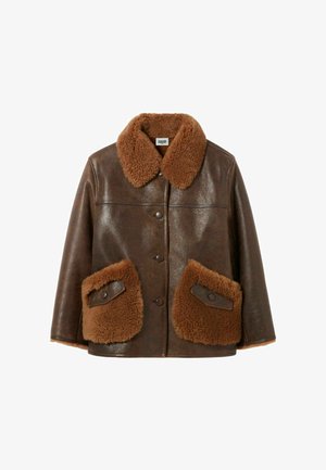 Giacca in pelle marrone con colletto in shearling, dotata di due ampie tasche foderate in shearling e chiusure a bottone, per un finish testurizzato.