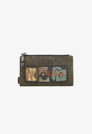 Astuccio rettangolare marrone con cerniera con lettere patchwork che formano la scritta "Anekke" sul davanti e con linguetta della cerniera decorata.