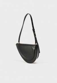 Μαύρη δερμάτινη τσάντα ώμου με καμπυλωτό σχήμα, ρυθμιζόμενο ιμάντα και χρυσές λεπτομέρειες. Λεπτή υφή και μινιμαλιστικός σχεδιασμός.