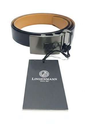 Cinturón de cuero negro con hebilla metálica y etiqueta negra adjunta que dice "Lindenmann Desde 1801" sobre fondo blanco.