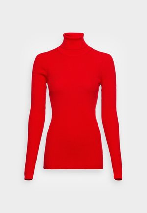 Pull à col roulé à manches longues, rouge vif, côtelé, coupe ajustée, présenté sur un fond blanc uni.