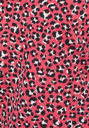 Tessuto leopardato con macchie bianche e nere su sfondo rosa, texture liscia, motivo ripetitivo in tutto il tessuto.