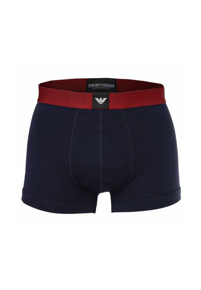 Ανδρικά μπλε σκούρα boxer briefs με φαρδιά σκούρα κόκκινη μέση και λογότυπο Emporio Armani στο κέντρο μπροστά.