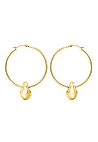 Kultaiset rengaskorvakorut, joiden alaosassa on sileä, pisaramainen riipus, joka on kiiltävä ja heijastava sekä minimalistisella yksityiskohdalla.